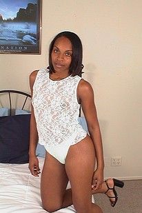Mocha skinned amateur posing on top of her bed