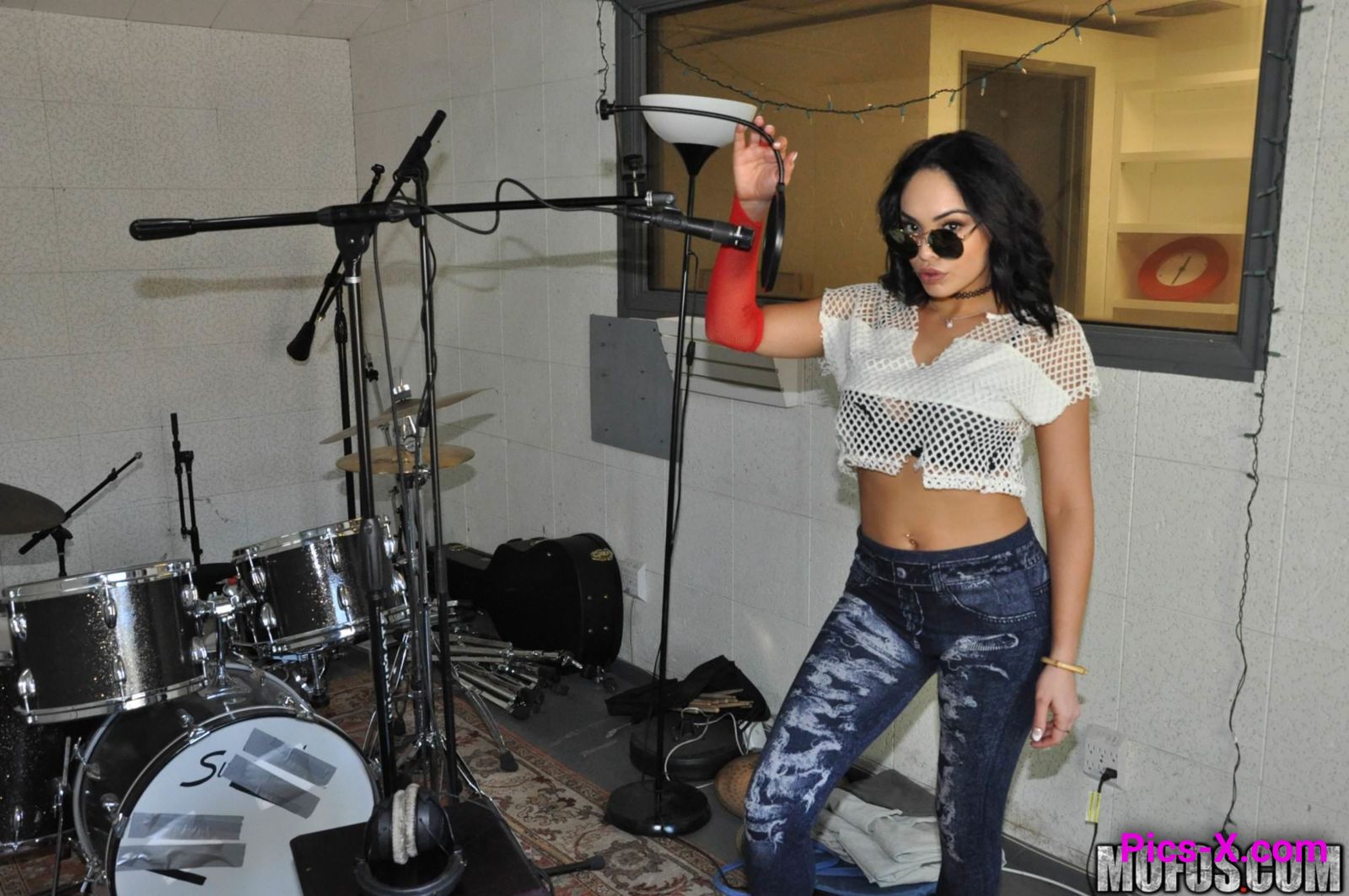 Amateur Singer Banged In Studio - Latina Sex Tapes - Image 1