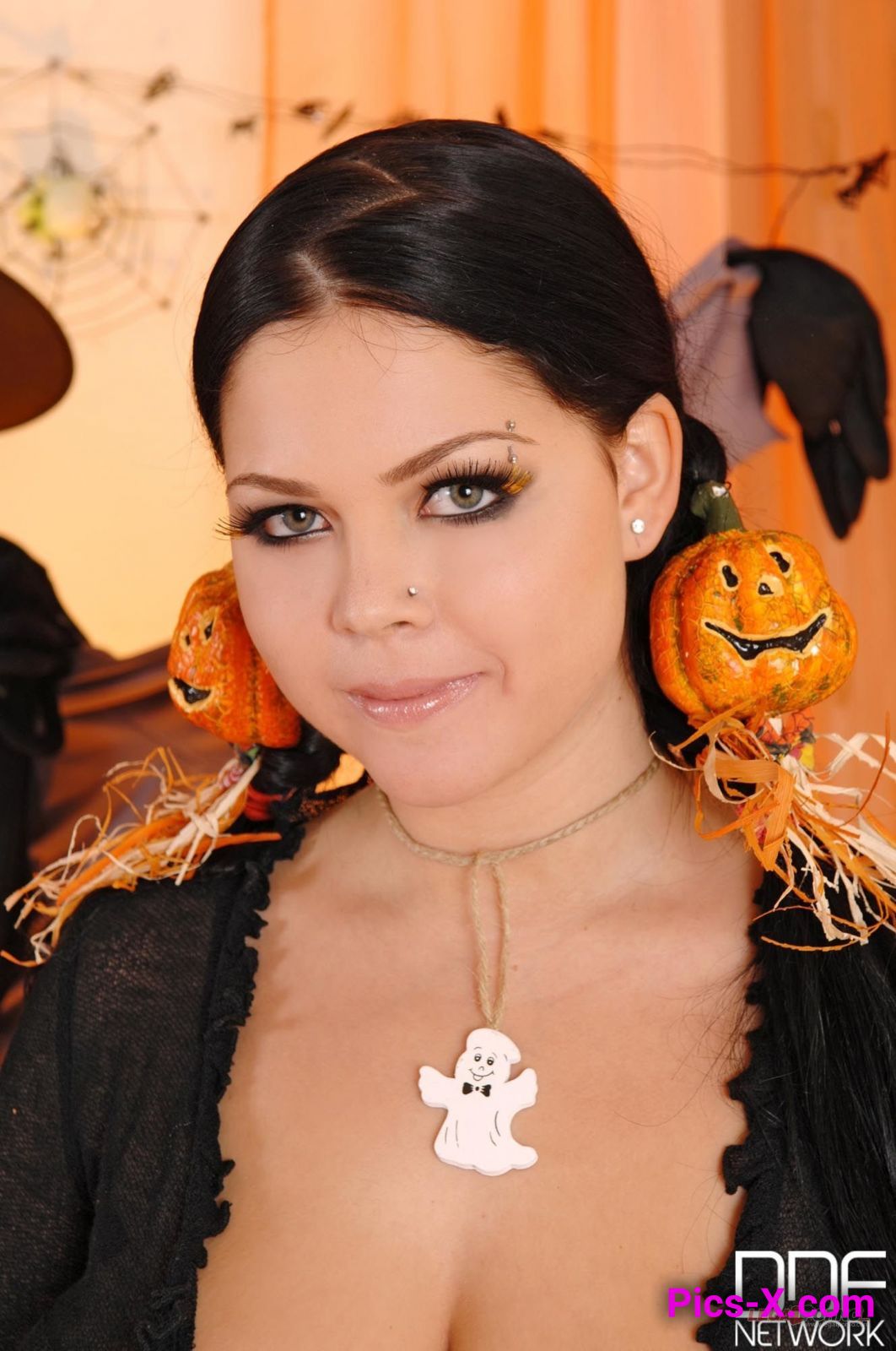Happy hooterween with Shione Cooper - Porn World - Image 1