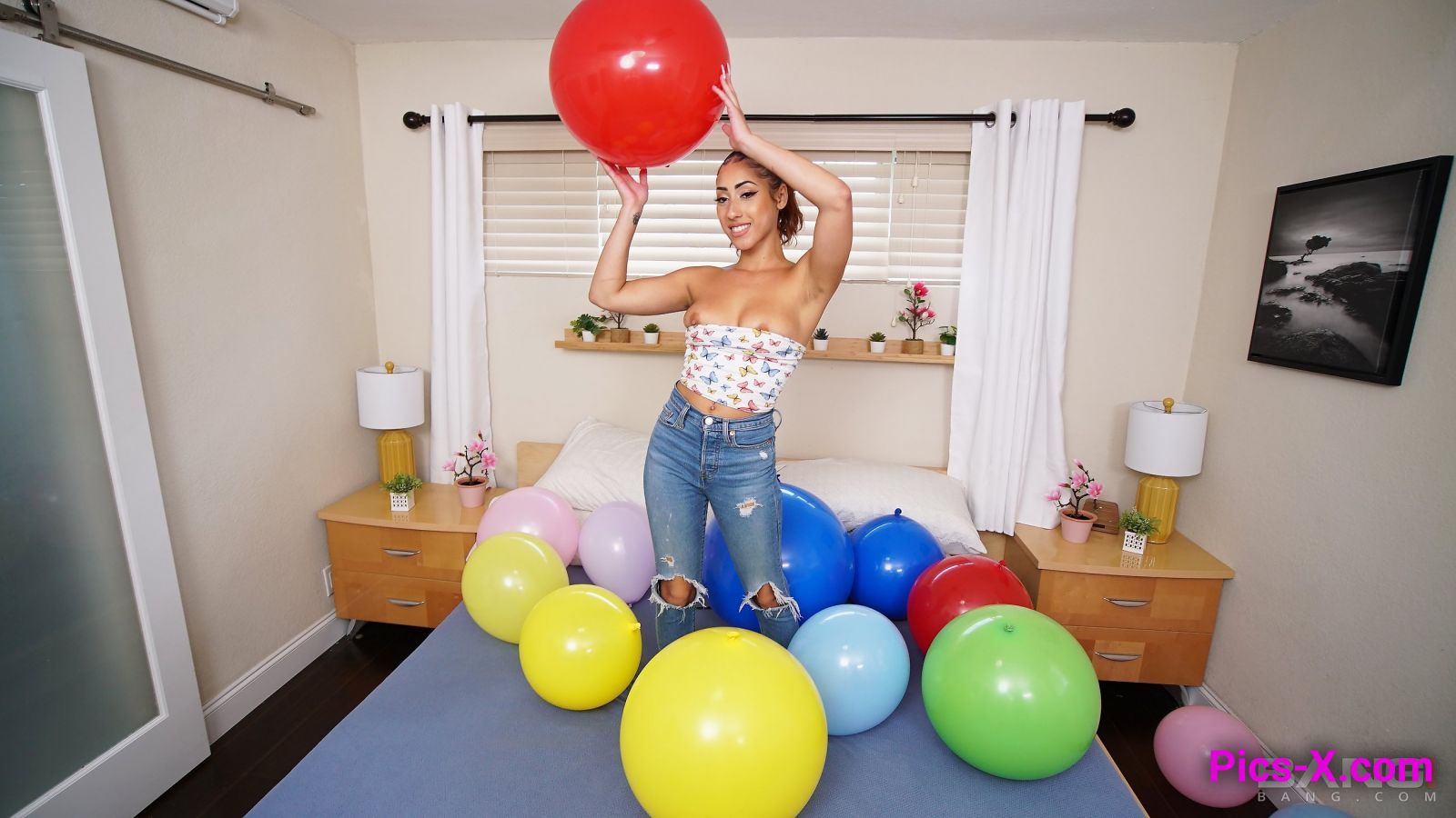 Kira Perez shows us what's poppin with some balloon tricks - Image 1