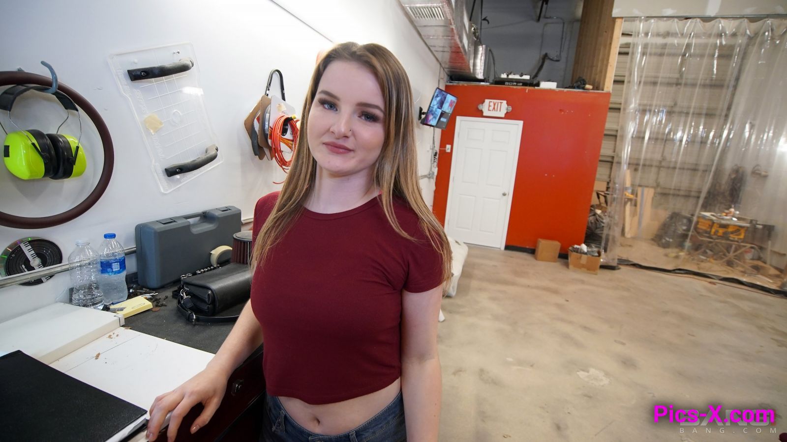 Eliza Eves owes too much for the bill but fucks the mechanic good instead - Image 1