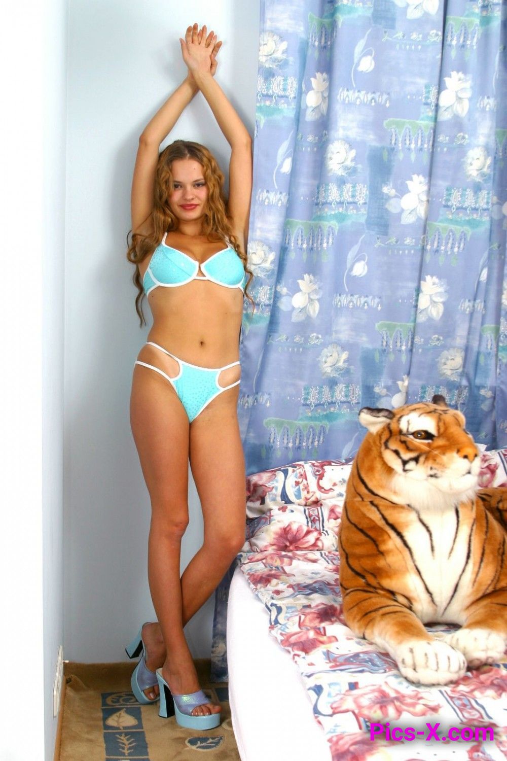 Sara & Her Tiger - Image 1